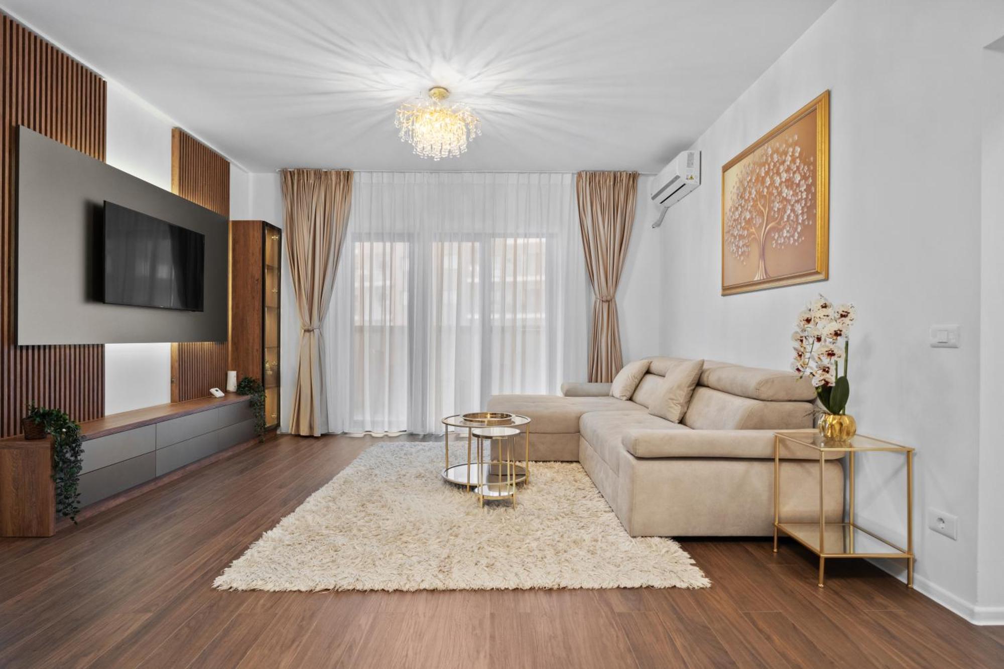 Stylish Gold Accents 布加勒斯特